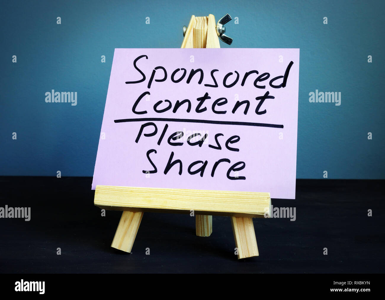 Sponsoren Inhalte Bitte teilen, auf ein Stück Papier geschrieben. Stockfoto