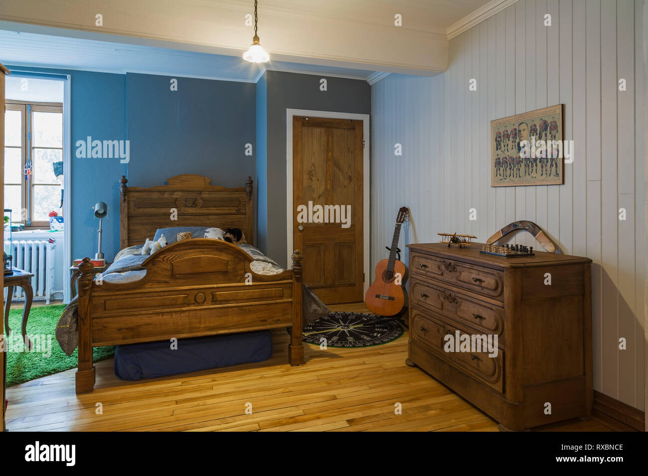 Blaues Schlafzimmer Mit Antiken 3 4 Antike Holzrahmen Bett
