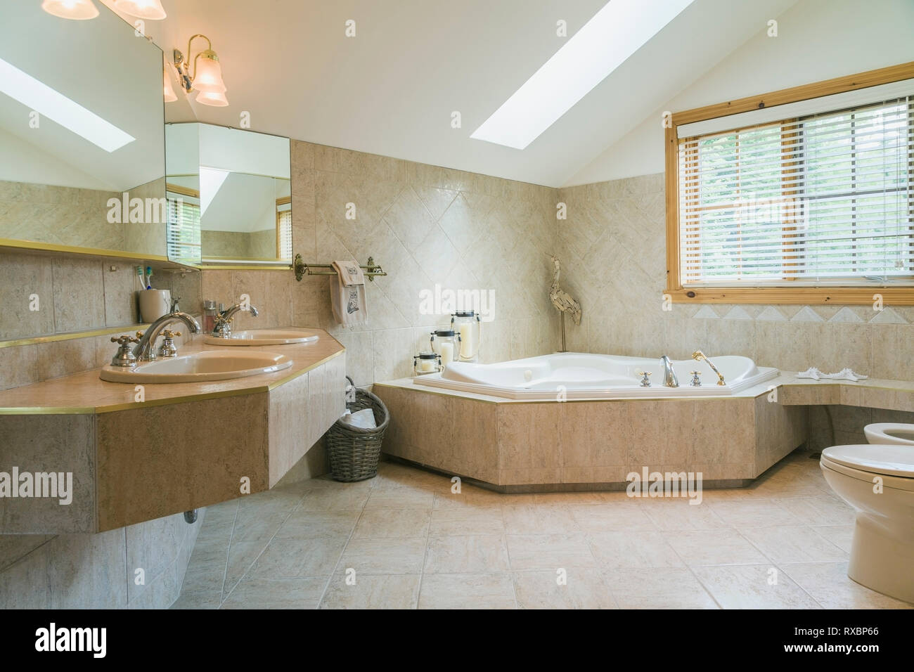 Badezimmer mit Whirlpool und beige nuanciert keramische 