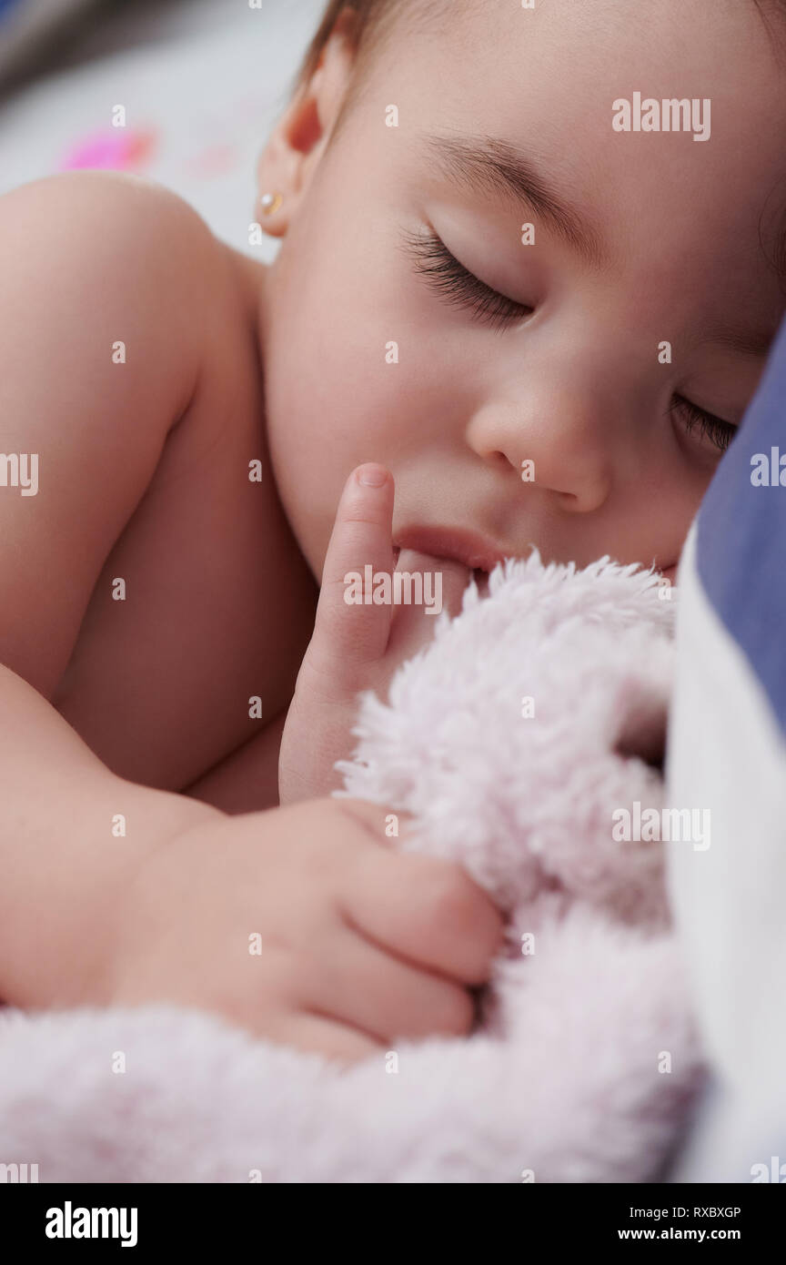 Porträt der schlafenden Baby mit Finger im Mund Stockfoto