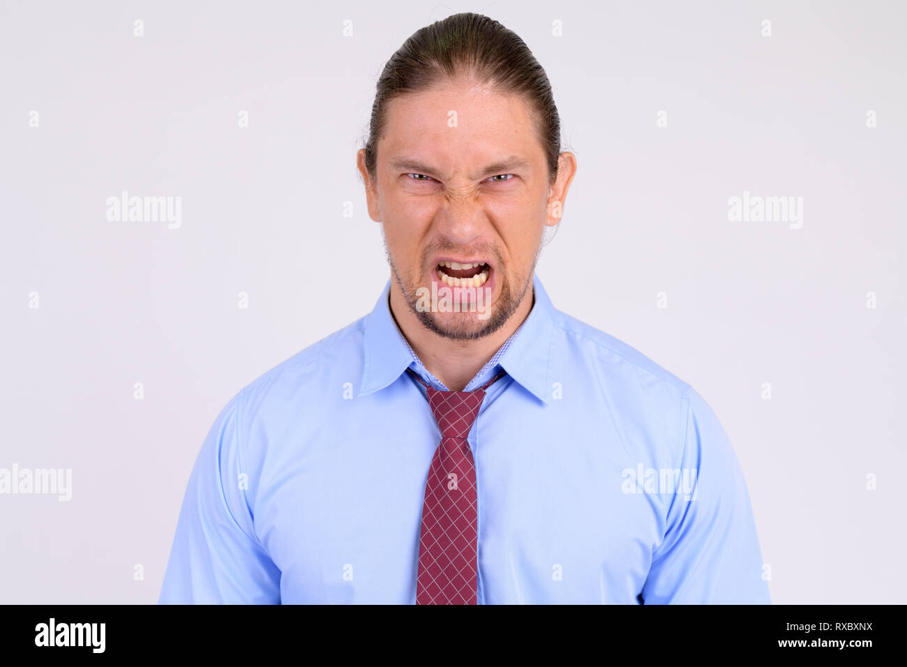 Angesichts der wütenden Unternehmer schreien vor weißem Hintergrund Stockfoto