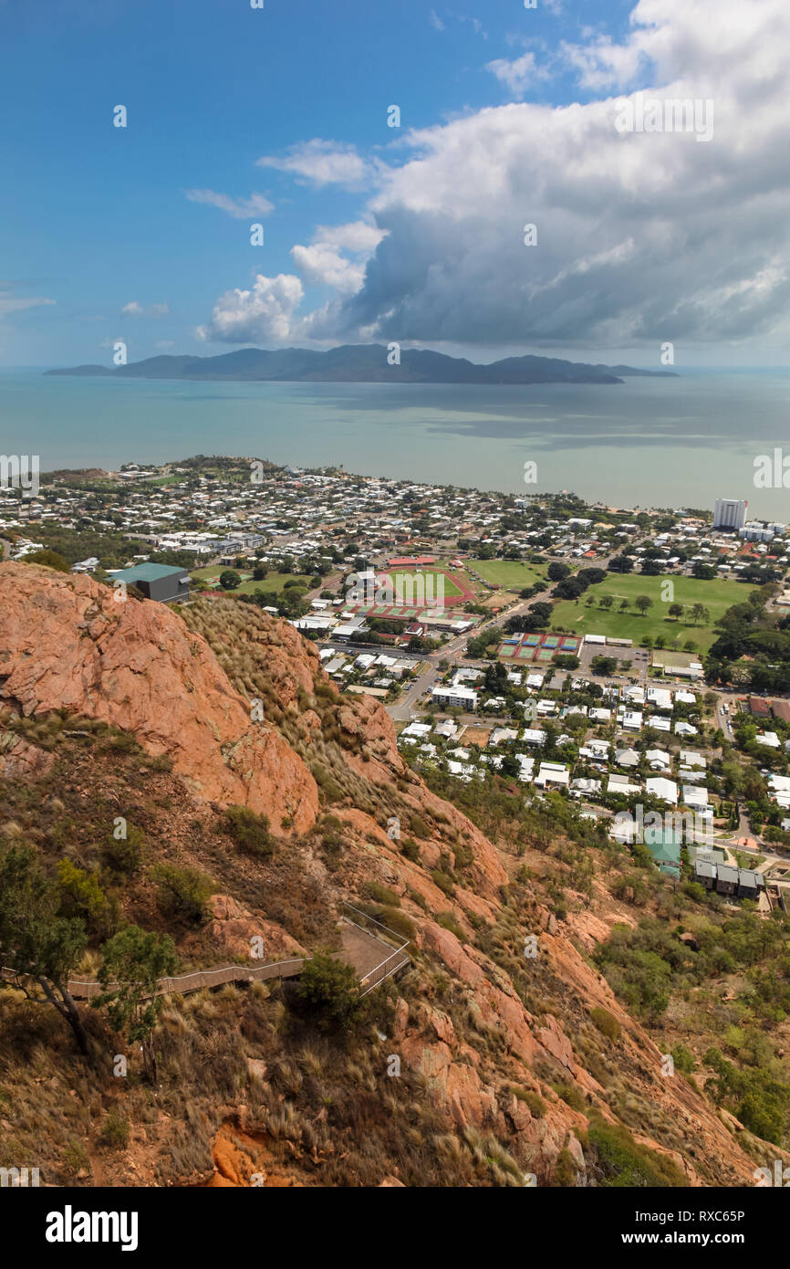 Blick vom Castle Hill Lookout über Townsville auf Magnetic Island ein beliebtes Ziel im Far North Queensland. Stockfoto