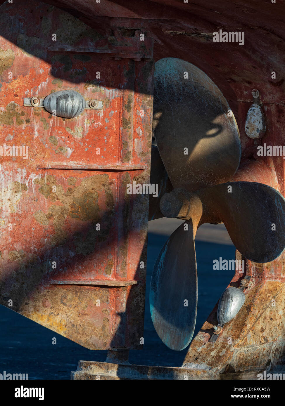 Zwei neue Opferanoden auf dem Rumpf und Ruder eines Schiffes ersetzt. Ein anderer auf der Rumpf wurde nicht ersetzt, da es nicht zu abgenutzt war. Stockfoto