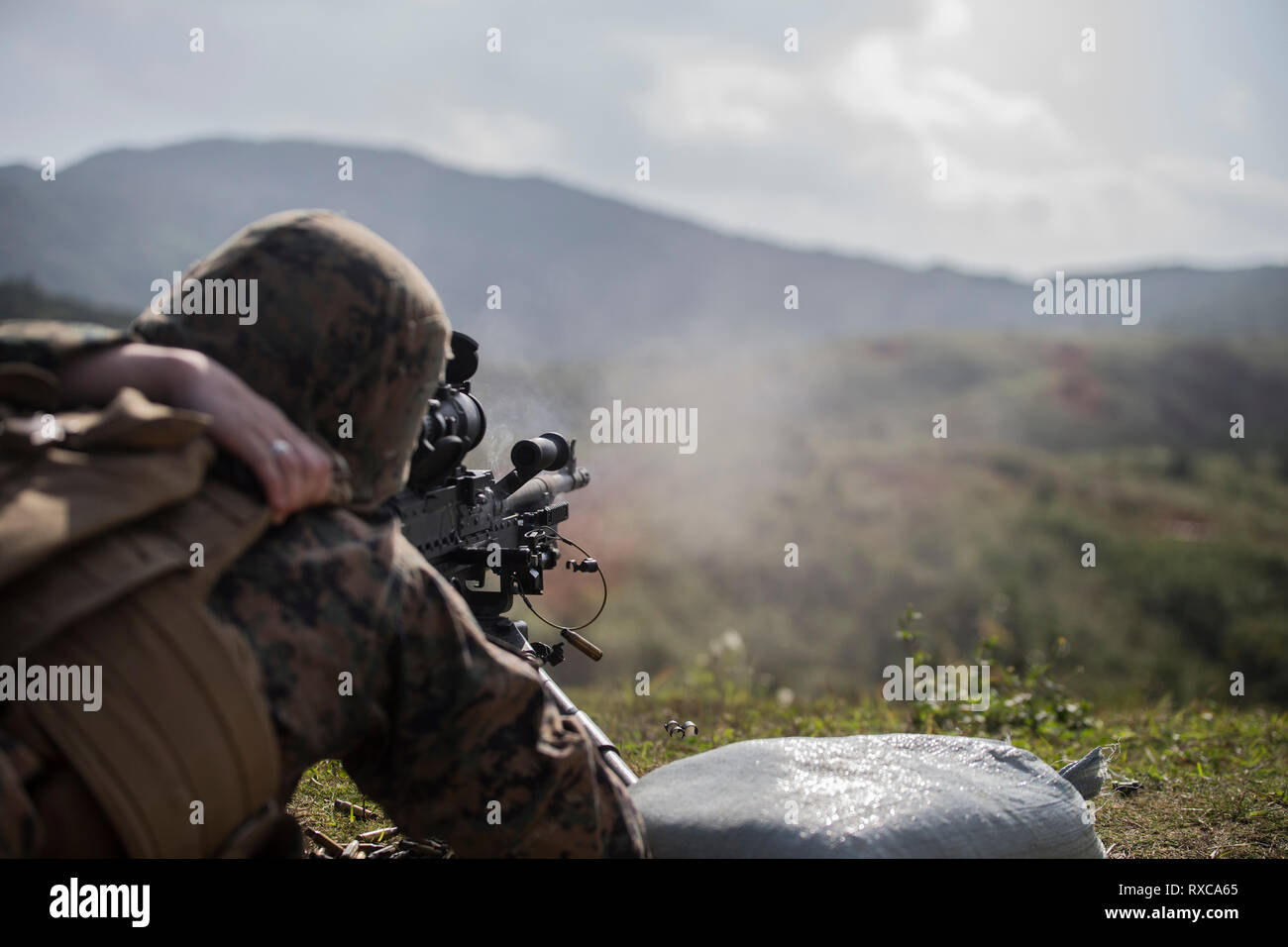 Ein Marine mit der Bekämpfung der Logistik Bataillon 31 Brände ein M249 Squad Automatic Weapon während Maschinengewehr und schwere Waffen Training im Camp Hansen, Okinawa, Japan, 7. März 2019. Während des Trainings werden die CLB-31 Marines die Grundlagen als Sicherheitsbeauftragten für die kommende Einheit zu agieren - Schulung gelernt. CLB-31 ist die Logistik Combat Element für die 31 Marine Expeditionary Unit. Die 31. MEU, das Marine Corps' nur kontinuierlich vorwärts - bereitgestellt MEU, bietet eine flexible und tödlicher Gewalt bereit, eine breite Palette von militärischen Operationen als Premier Crisis Response Force im Indopazifik Regi durchführen Stockfoto