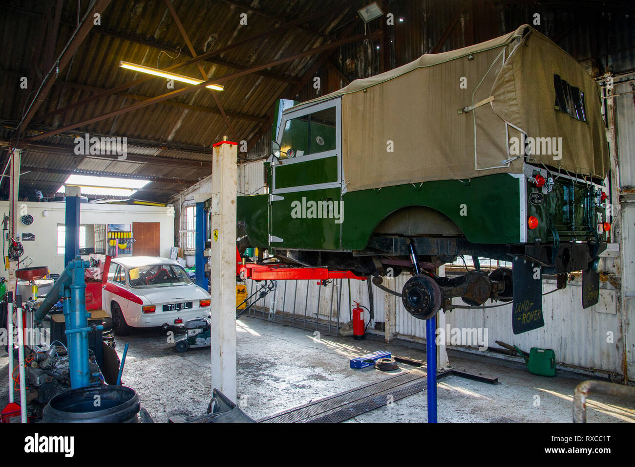 Land Rover Serie 1 in einen Aufzug in einem Workshop Stockfoto