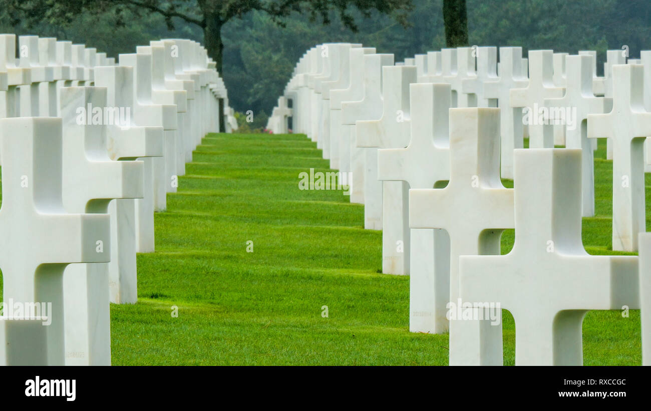 Hunderte weiße Kreuze auf dem Friedhof in der Normandie. Die Einrichtungen der amerikanischen Menschen, die starben im zweiten Weltkrieg dduring Stockfoto