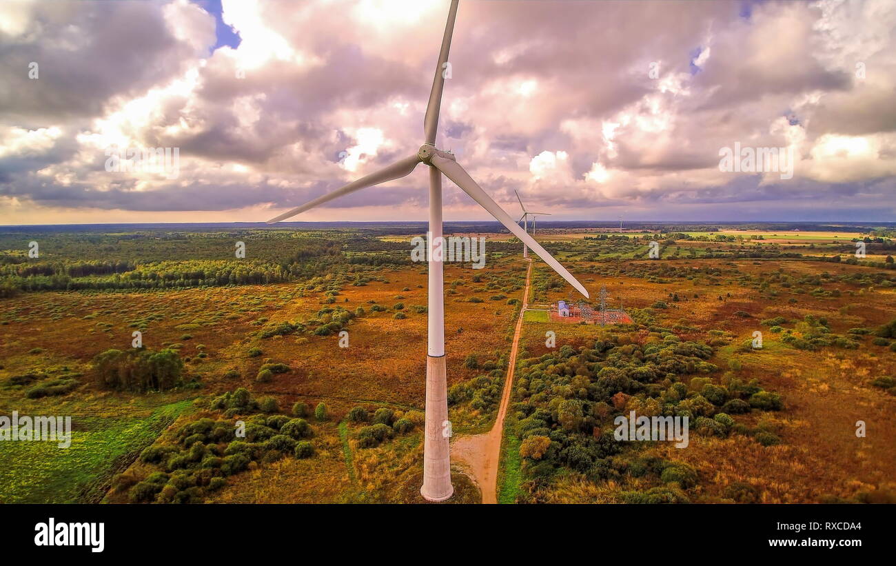 Die Windmühle auf dem Ölschiefer in Ida-Virumaa. Zwei große Windmühlen auf dem mitten im Wald und Felder Stockfoto