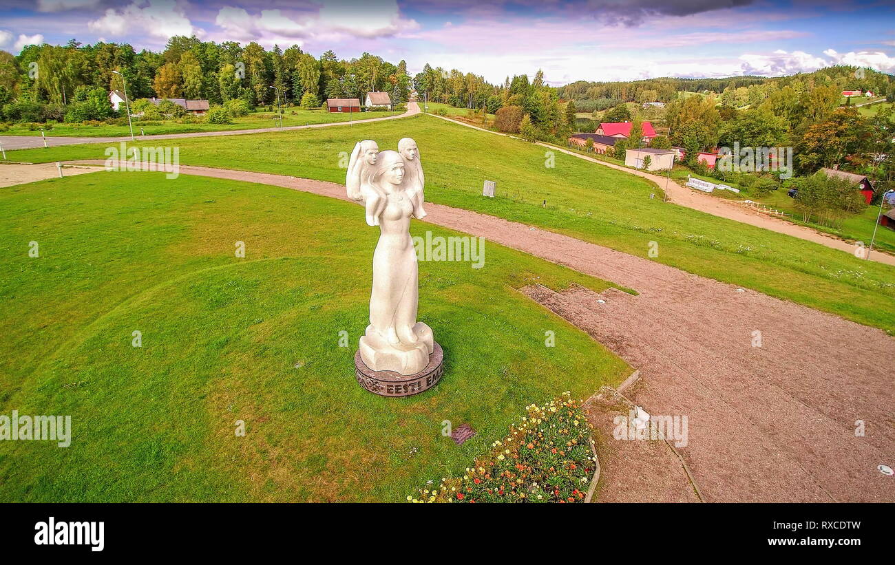 Die estnischen Mutter Denkmal vor einem Gebäude in Rouge Estland. Die Statue der Mutter ihre beiden Kinder, die ihr arm Stockfoto
