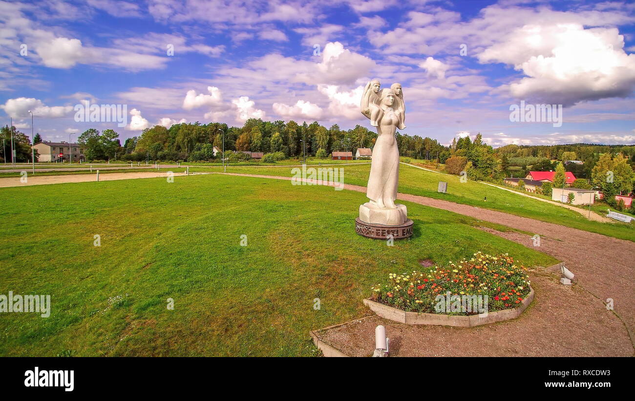 Der Hügel, wo der Estnischen Mutter Denkmal gefunden wird. Gesehen aus der Sicht der kleinen Häuser in der kleinen Stadt Rouge Stockfoto