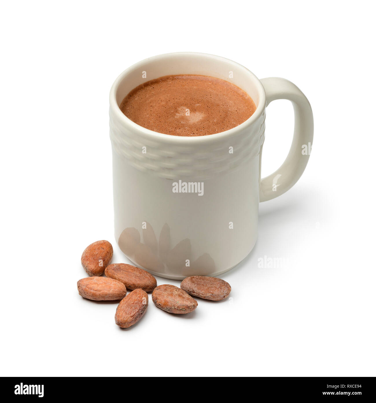 Becher mit heißer Schokolade Milch und Kakao Bohnen auf weißem Hintergrund Stockfoto