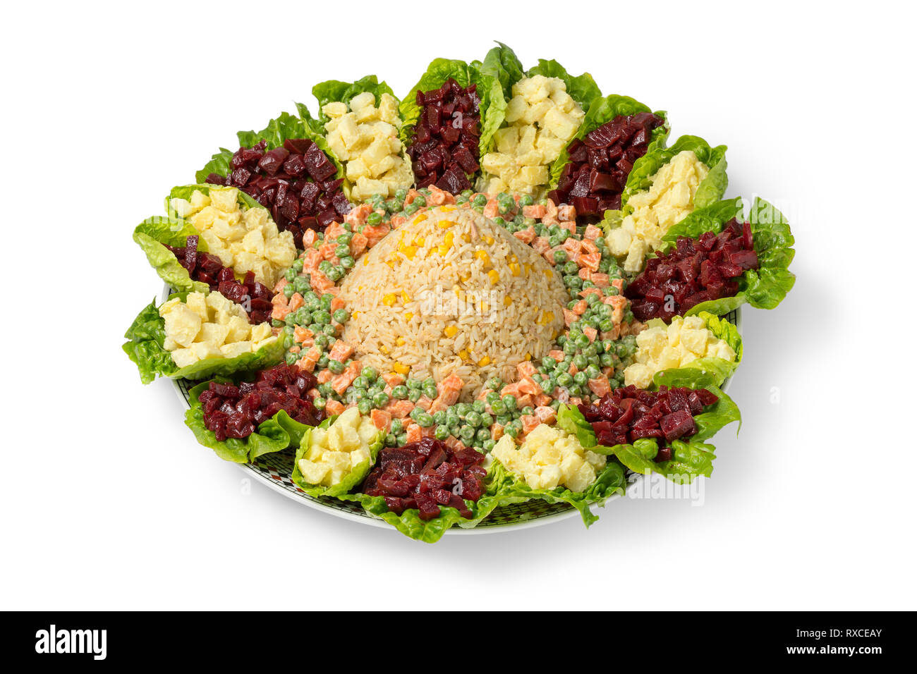 Schale mit traditionellen festlichen Marokkanischen gemischter Salat auf weißem Hintergrund Stockfoto