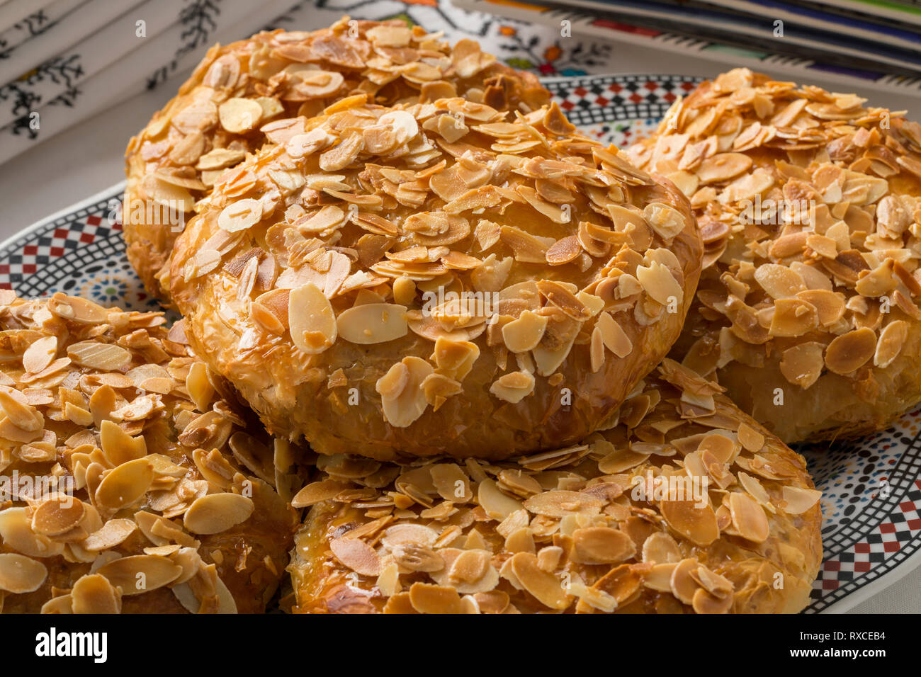 Schale mit traditionellen marokkanischen Kleine bastella und gerösteten Mandeln in der Nähe nachfüllen Stockfoto