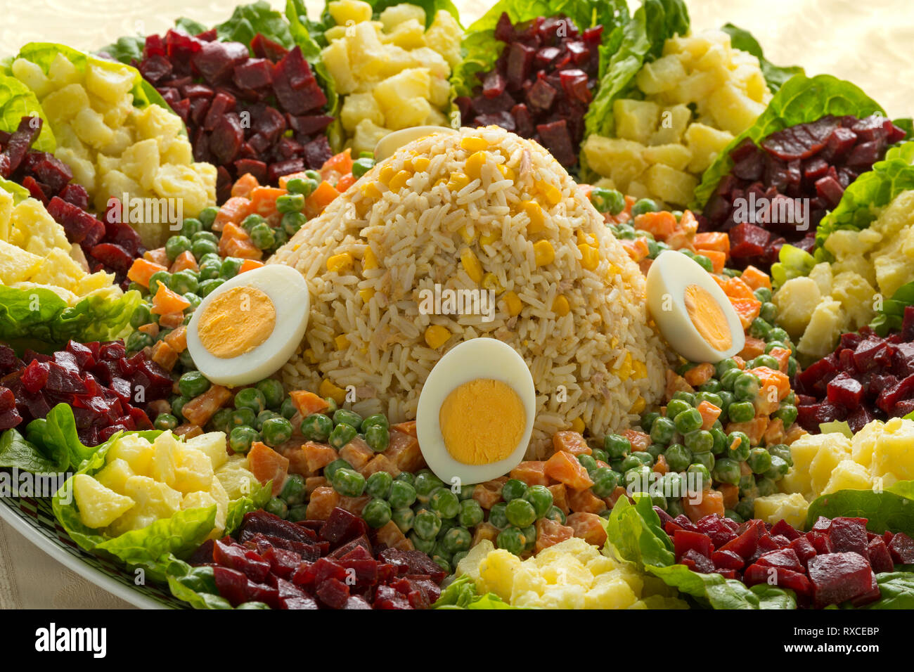 Schale mit traditionellen festlichen gesunde Marokkanischen gemischter Salat Nahaufnahme Stockfoto