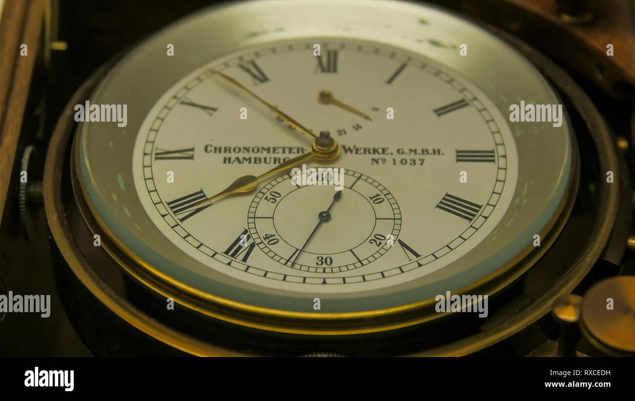 Ein Chronometer Armbanduhr im Schiff. Ein Marine Chronometer ist ein Zeitmesser, die präzise und genau genug als tragbare Zeit Standard verwendet werden. Stockfoto