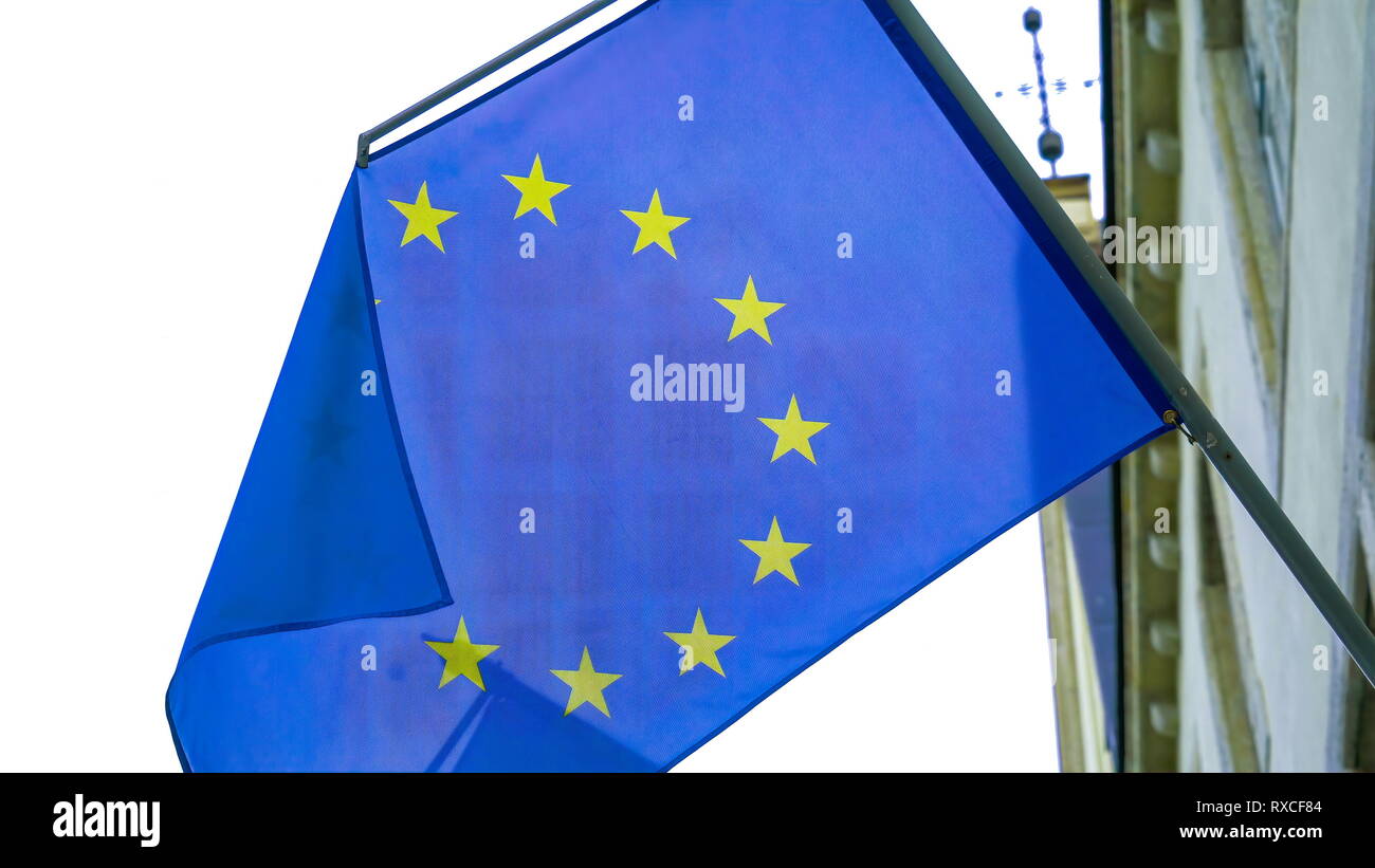 Die Europäische Union Flag waving außerhalb des Gebäudes es hat die Farbe blau mit Sternen auf der Mitte Stockfoto