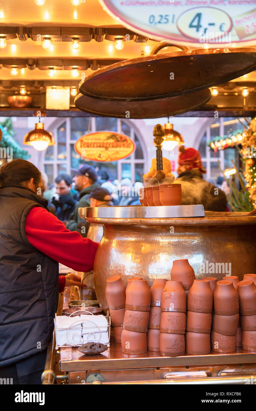 Menschen an deutschen Glühwein auf dem Frankfurter Weihnachtsmarkt, Frankfurt am Main, Hessen, Deutschland Abschaltdruck Stockfoto