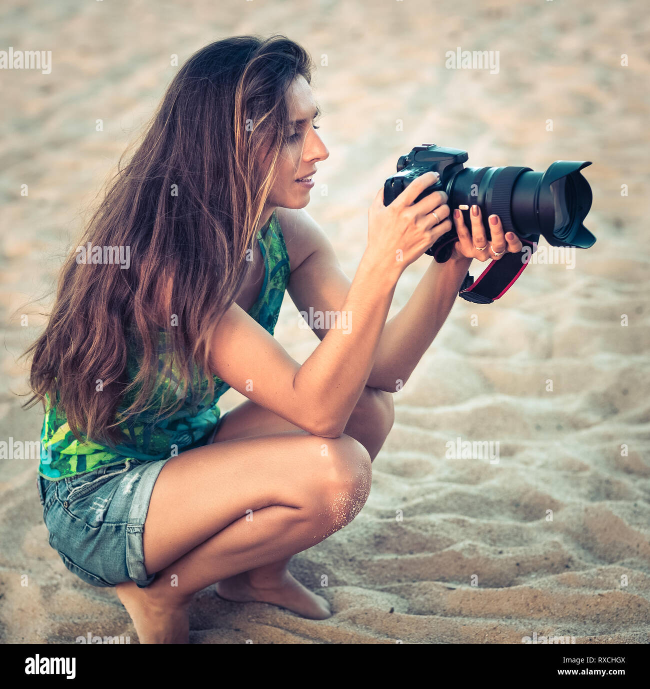 Porträt einer schönen Frau, Fotograf mit der Kamera Stockfoto