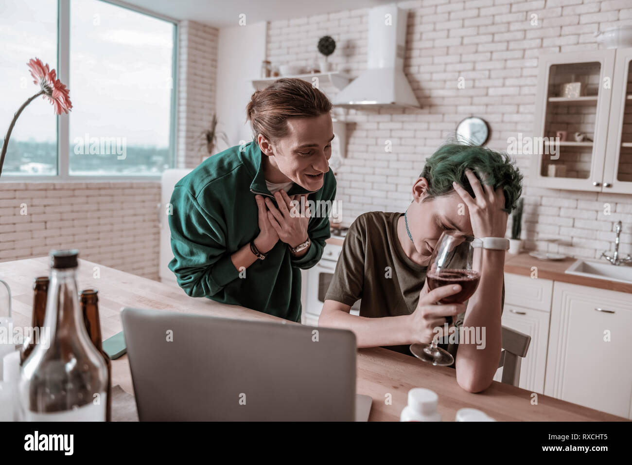 Freundin Alkohol nach nervösen Kampf mit ihrem Mann Stockfoto