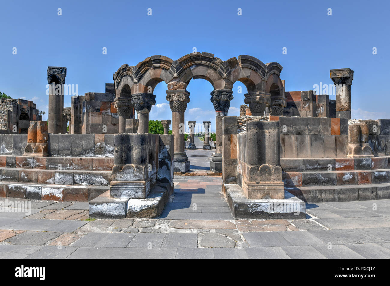 Die restaurierten Ruinen des Tempels von Zvarnots (der Tempel des wachsamen Engel), im siebten Jahrhundert in Armenien gebaut. Stockfoto