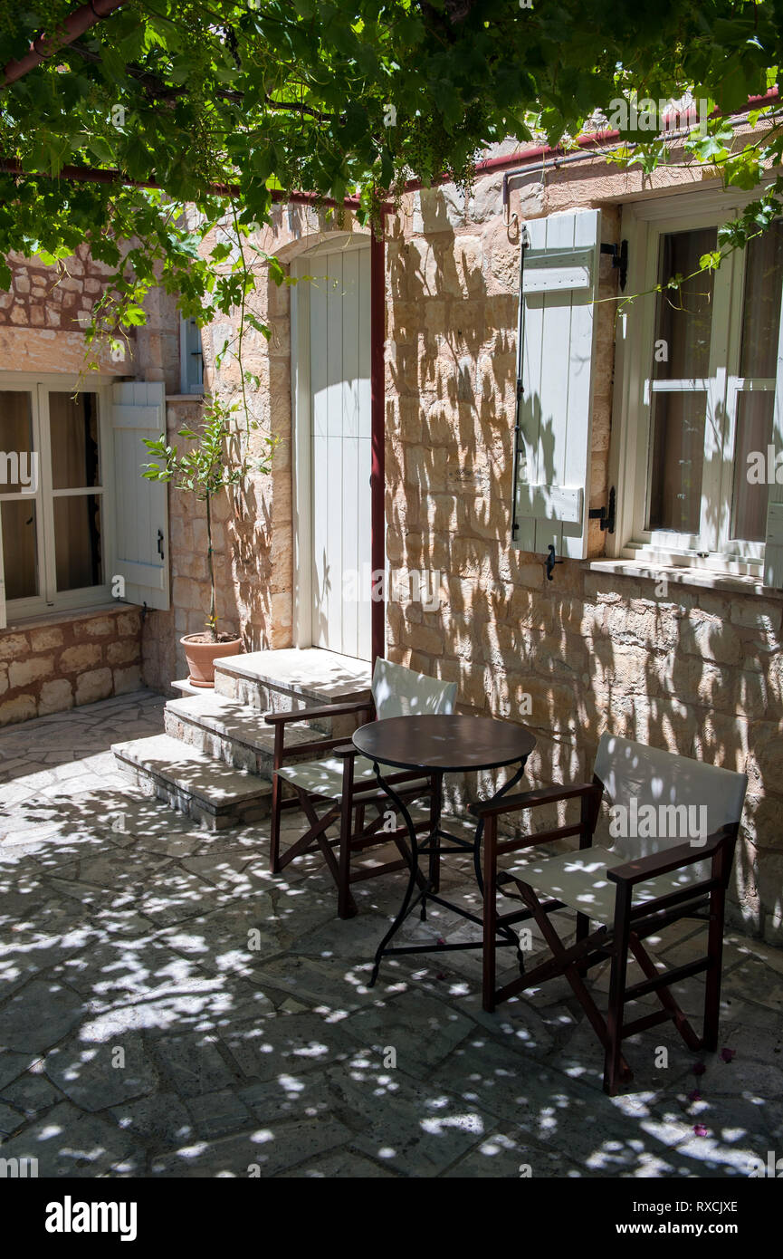 Ein Tisch mit Stühlen vor einem Haus in dem Dorf Vamos auf der griechischen Insel Kreta. Stockfoto