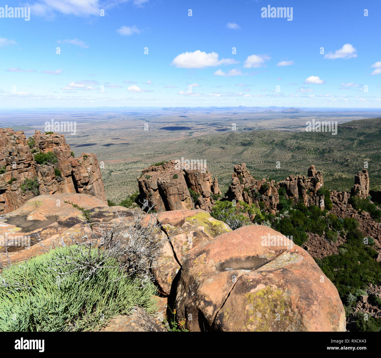 Sonnigen Südafrika Graaff-Reinet, Tal der Verwüstung, Karoo, Camdeboo, Panorama, beeindruckenden bizarren Felsen und Steine unter blauen Himmel mit einigen Wolken Stockfoto