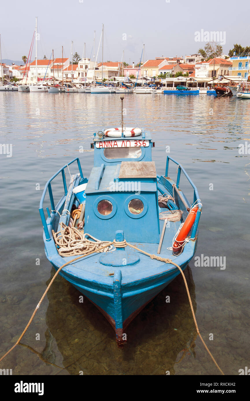 Boote im Hafen von Samos, eine Stadt auf der griechischen Insel Samos, Geburtsort des Mathematikers und Philosophen Pythagoras. Der Hafen ist der älteste ma Stockfoto