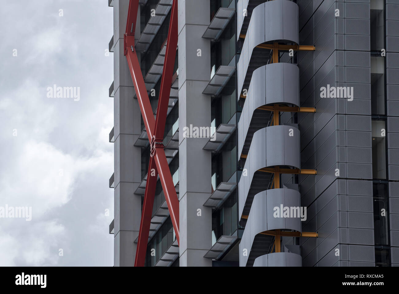 Geschwungene Stahlbleche bedecken eine seltene Außentrefftreppe auf einem hohen Büroturm am 8. Chifley Square und der Hunter Street in Sydney, Australien Stockfoto