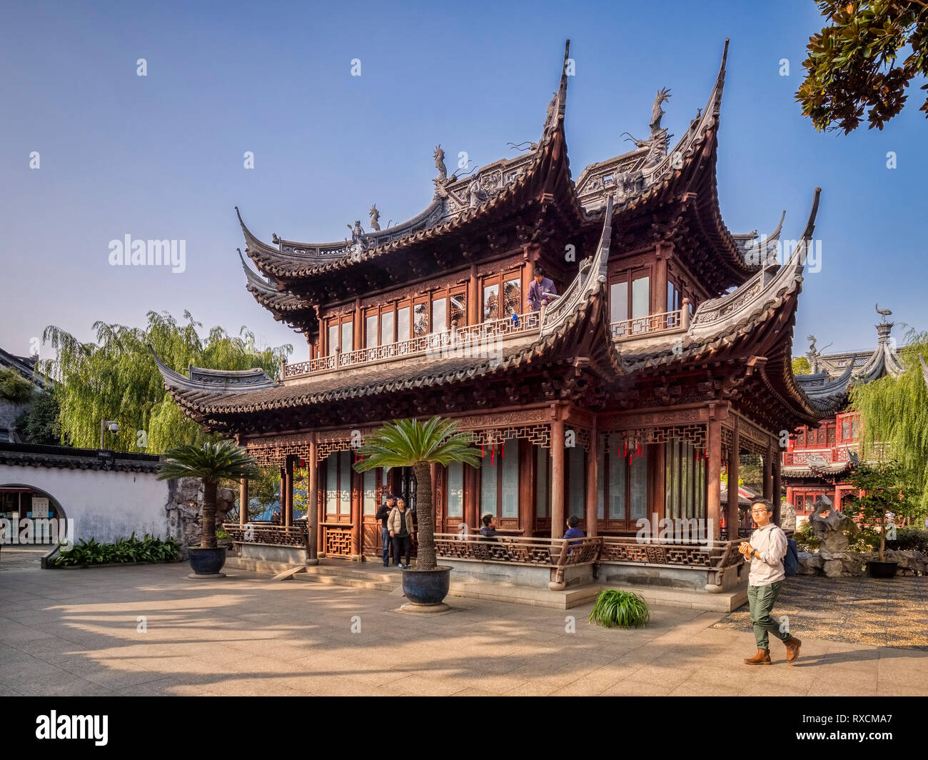 29. November 2018: Shanghai, China - Cuixiu Hall, ein Pavillon in der Yu Garten, Teil der Shanghai Altstadt. Stockfoto