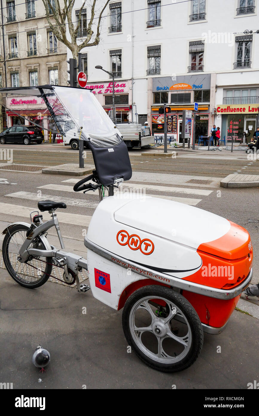 TNT Unternehmen Lieferung Dreirad, Lyon, Frankreich Stockfoto