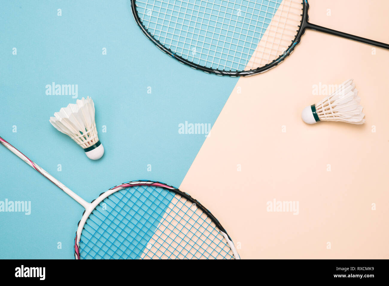 Federball und Badminton Schläger für das Spielen auf einem pástel Farbe Hintergrund. Minimalismus. Konzept Sommer razlecheny Stockfoto