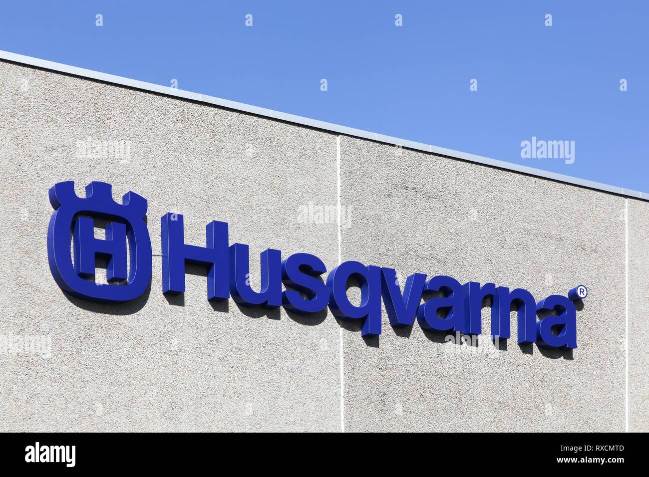 Randers, Dänemark - 5. Mai 2018: Husqvarna Logo auf einer Fassade. Husqvarna ist schwedischer Hersteller von Roboter Rasenmäher, Gartentraktoren und Kettensägen Stockfoto