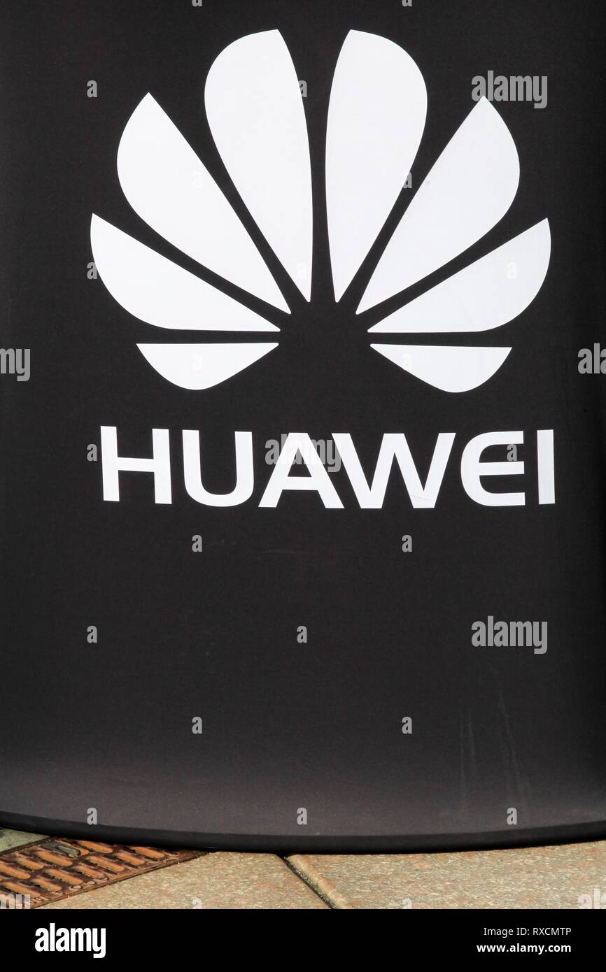 Vejle, Dänemark - 12. Oktober 2018: Huawei Logo auf eine Wand. Huawei ist eine chinesische multinationale Netzwerk- und Telekommunikationsgeräten und -diensten Stockfoto