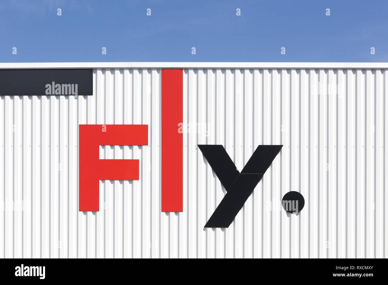 Villefranche, Frankreich, 11. Juni 2017: Das Logo an der Wand fliegen. Fliegen ist der Name einer französischen Möbel und dekorative Objekte Einzelhändler Stockfoto