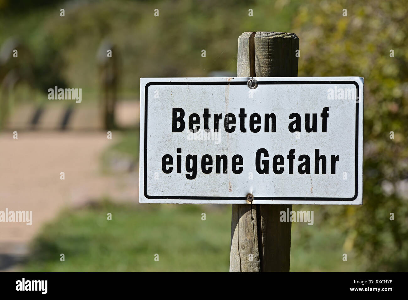 Betreten Sie auf eigene Gefahr Stockfoto