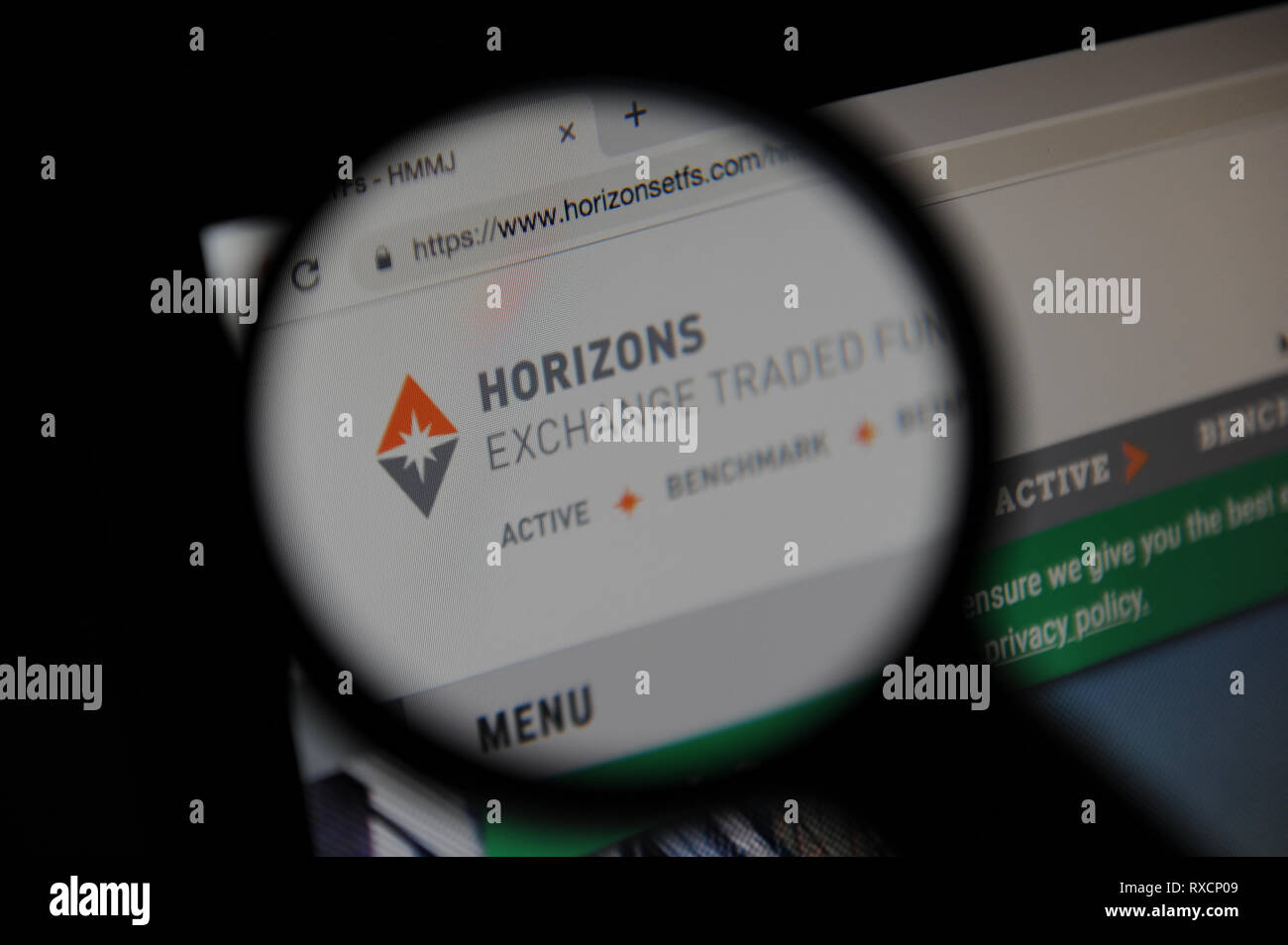 Horizonte Horizonte ETFs, Exchange Traded Funds Website durch ein Vergrößerungsglas gesehen Stockfoto