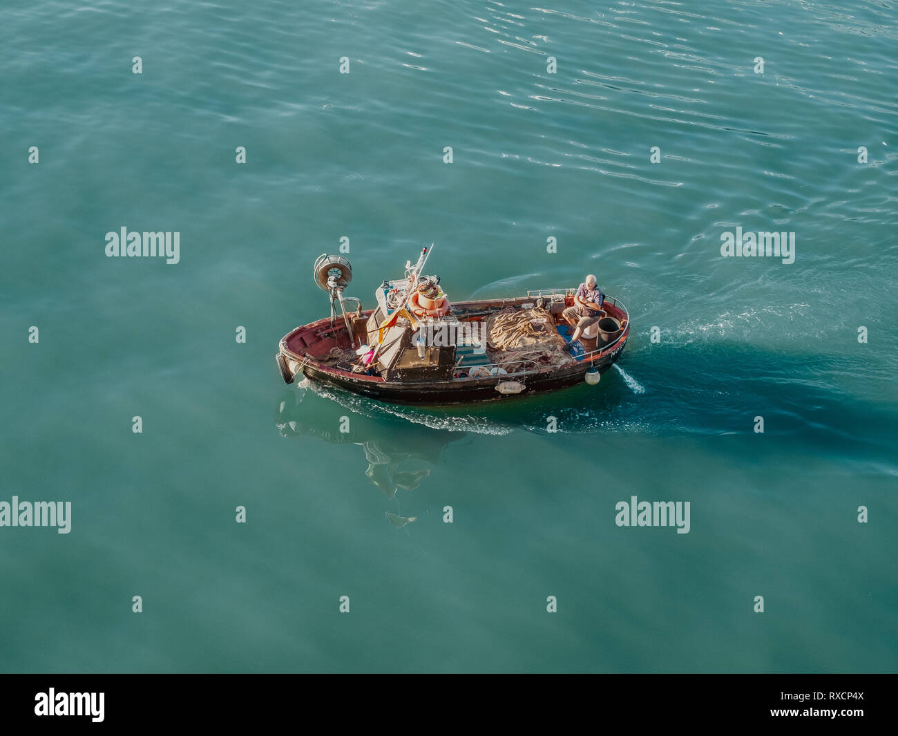 08-15-2018. Livorno, Toskana, Italien. Blick von oben auf ein kleines Boot aus angeln. Stockfoto