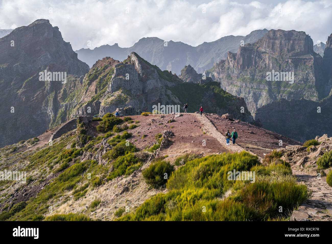 Wanderweg im Zentralmassiv der höchsten Bergen Pico Arieiro Madeiras an Bescheinigungen und Pico Ruivo, Madeira, Portugal, Europa | Wanderweg in der zentralen Mou Stockfoto