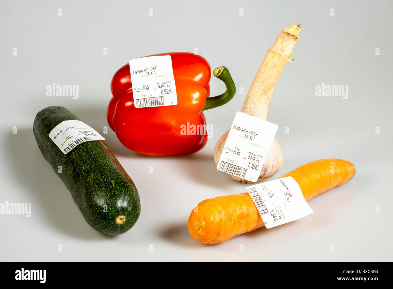 Gemüse mit Preis, ohne individuelle Verpackung, Supermarkt aus dem Gemüse, Stockfoto