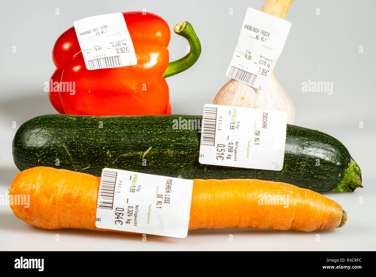 Gemüse mit Preis, ohne individuelle Verpackung, Supermarkt aus dem Gemüse, Stockfoto