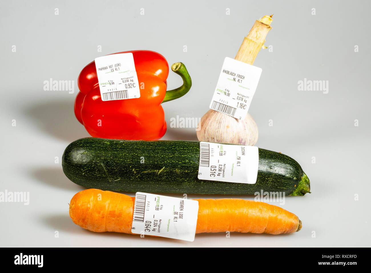 Gemüse mit Preis, ohne individuelle Verpackung, Supermarkt aus dem Gemüse, Stockfoto