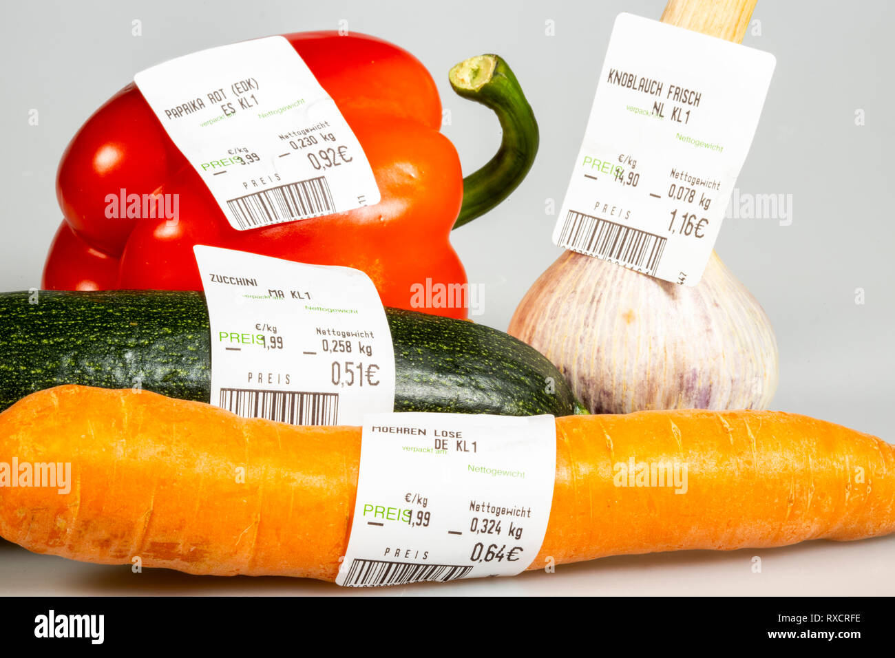 Gemüse mit Preis, ohne individuelle Verpackung, Supermarkt aus dem Gemüse, Stockfoto