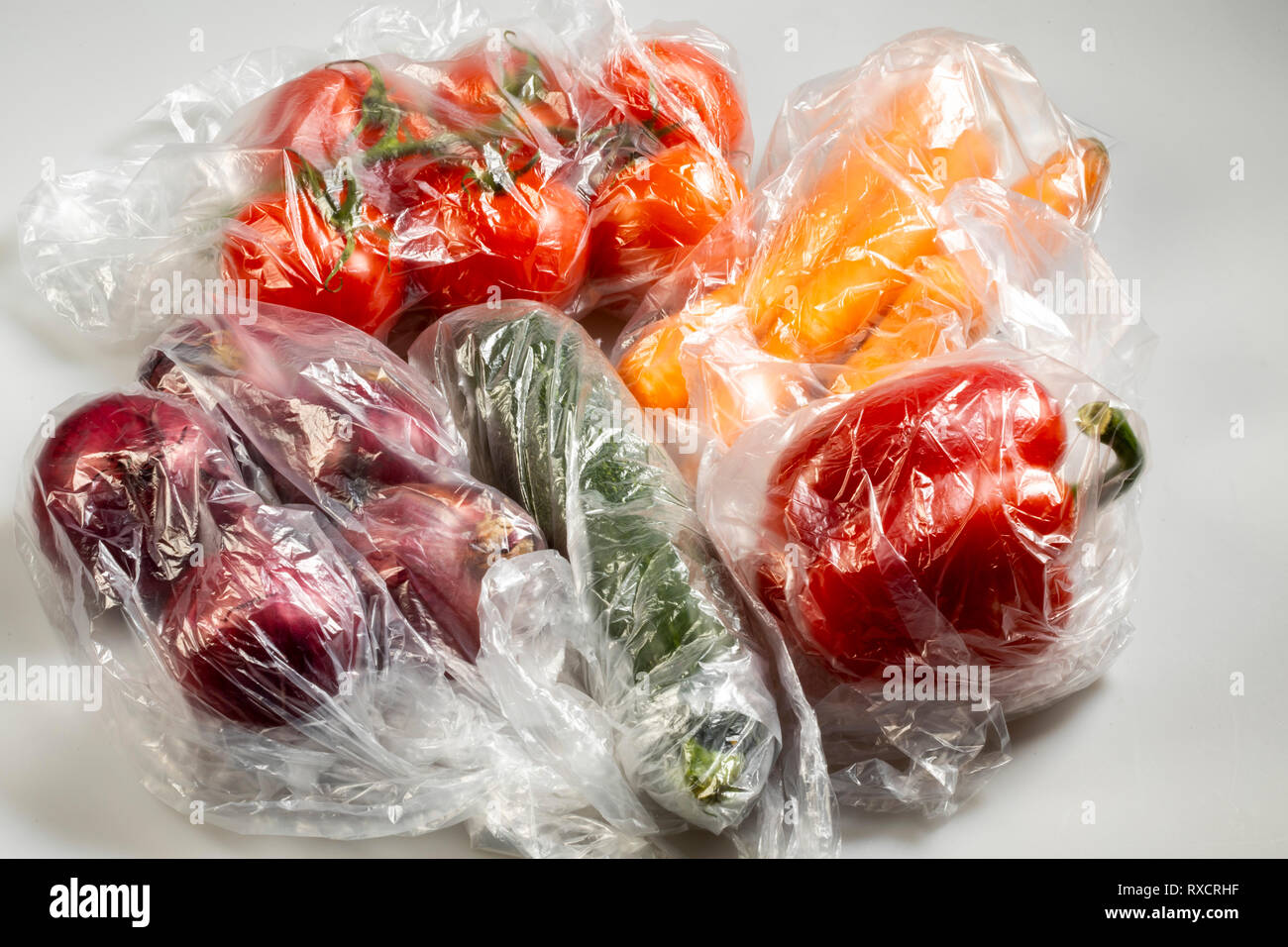 Lebensmittelverpackungen, wiederverwendbare Taschen, Gemüse, Paprika, Tomaten, Karotten, Zwiebeln, aus dem Supermarkt, Stockfoto