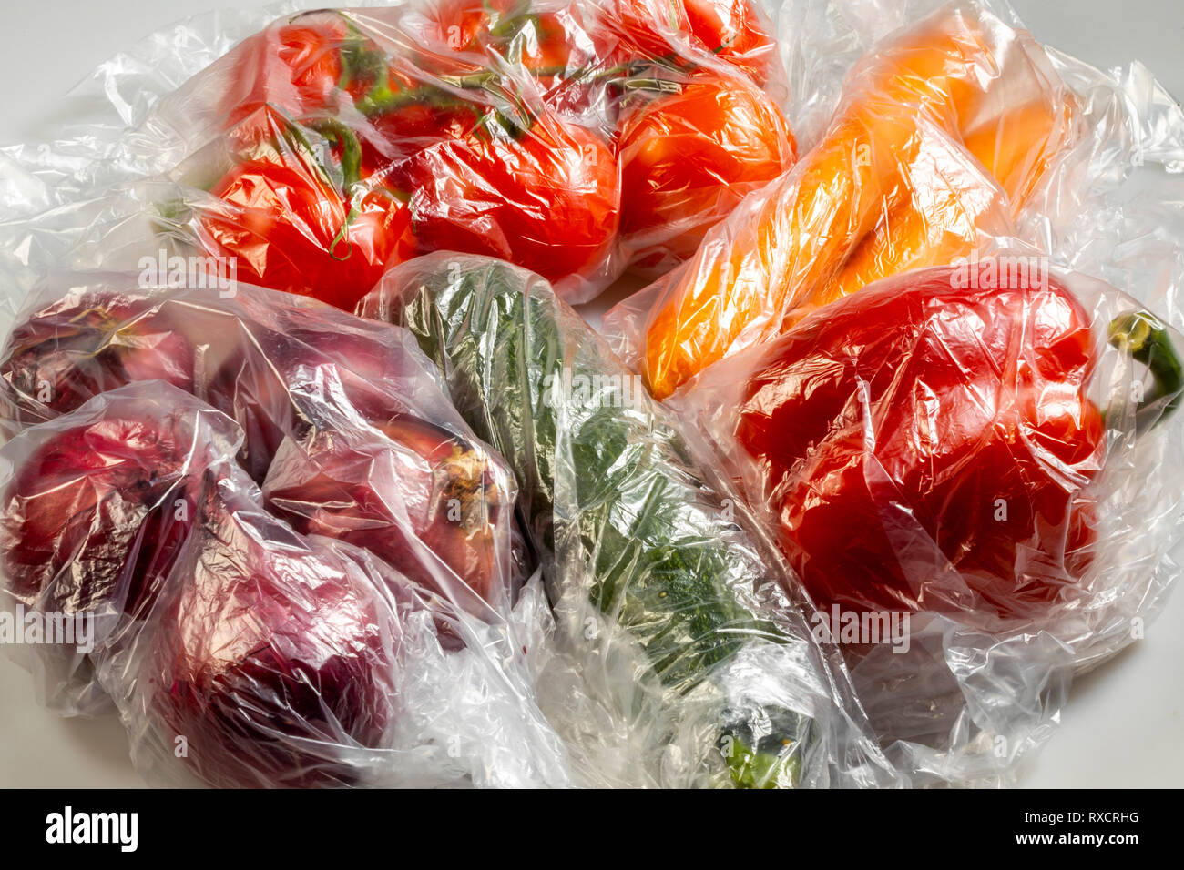 Lebensmittelverpackungen, wiederverwendbare Taschen, Gemüse, Paprika, Tomaten, Karotten, Zwiebeln, aus dem Supermarkt, Stockfoto