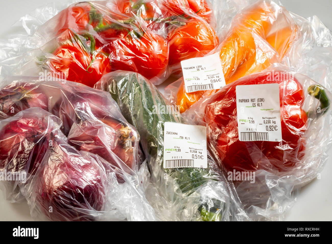 Lebensmittelverpackungen, wiederverwendbare Taschen, Gemüse, Paprika, Tomaten, Karotten, Zwiebeln, aus dem Supermarkt, Stockfoto
