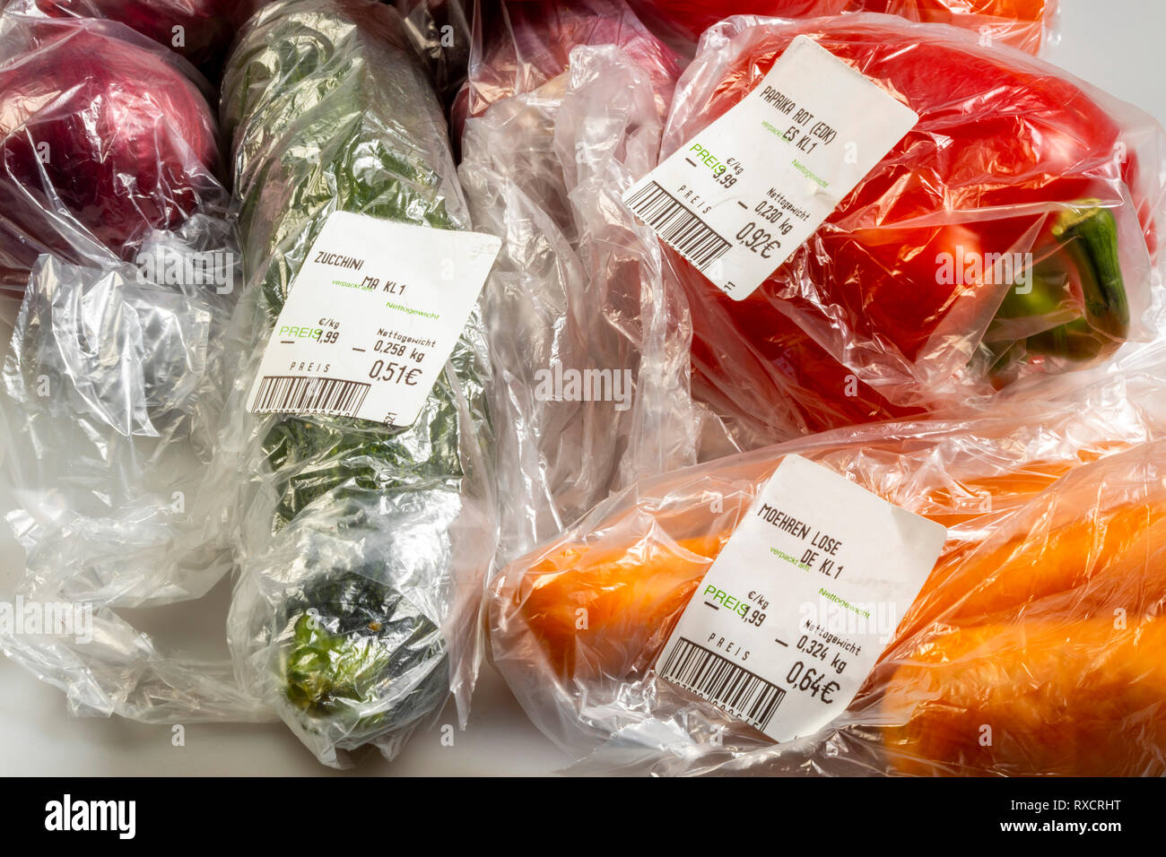 Lebensmittelverpackungen, wiederverwendbare Taschen, Gemüse, Paprika, Tomaten, Karotten, Zwiebeln, aus dem Supermarkt, Stockfoto