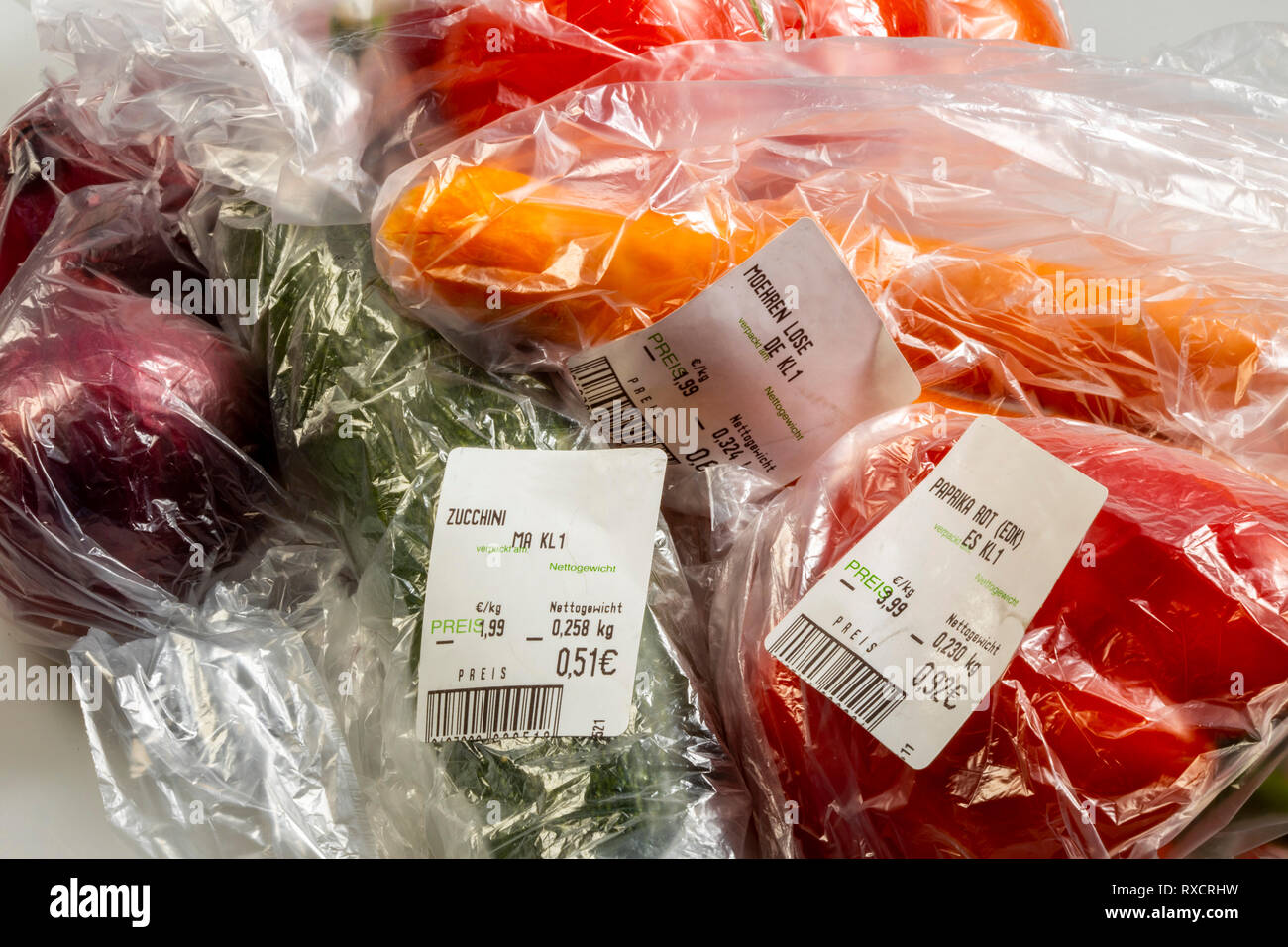 Lebensmittelverpackungen, wiederverwendbare Taschen, Gemüse, Paprika, Tomaten, Karotten, Zwiebeln, aus dem Supermarkt, Stockfoto