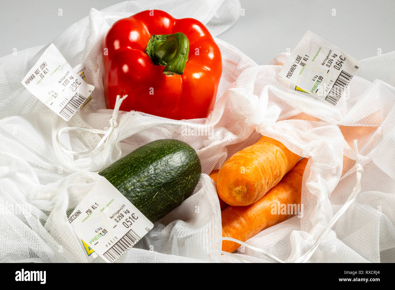 Verpackungen für Lebensmittel, Paprika, Karotten, Zucchini in eine wiederverwendbare Kunststoff, Kunststoff, Abfälle zu vermeiden, Preis, Stockfoto