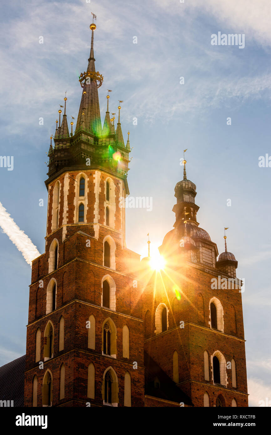 Sonne zwischen den Türmen von St. Mary's Basilica, gotische Kirche der Gottesmutter in den Himmel in der Stadt Krakau in Polen Stockfoto