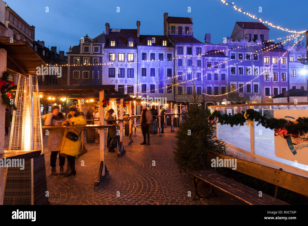 Polen, Warschau, Menschen genießen Sie Ihre Getränke am Marktplatz in der Altstadt im winter nacht während der Weihnachtszeit. Stockfoto
