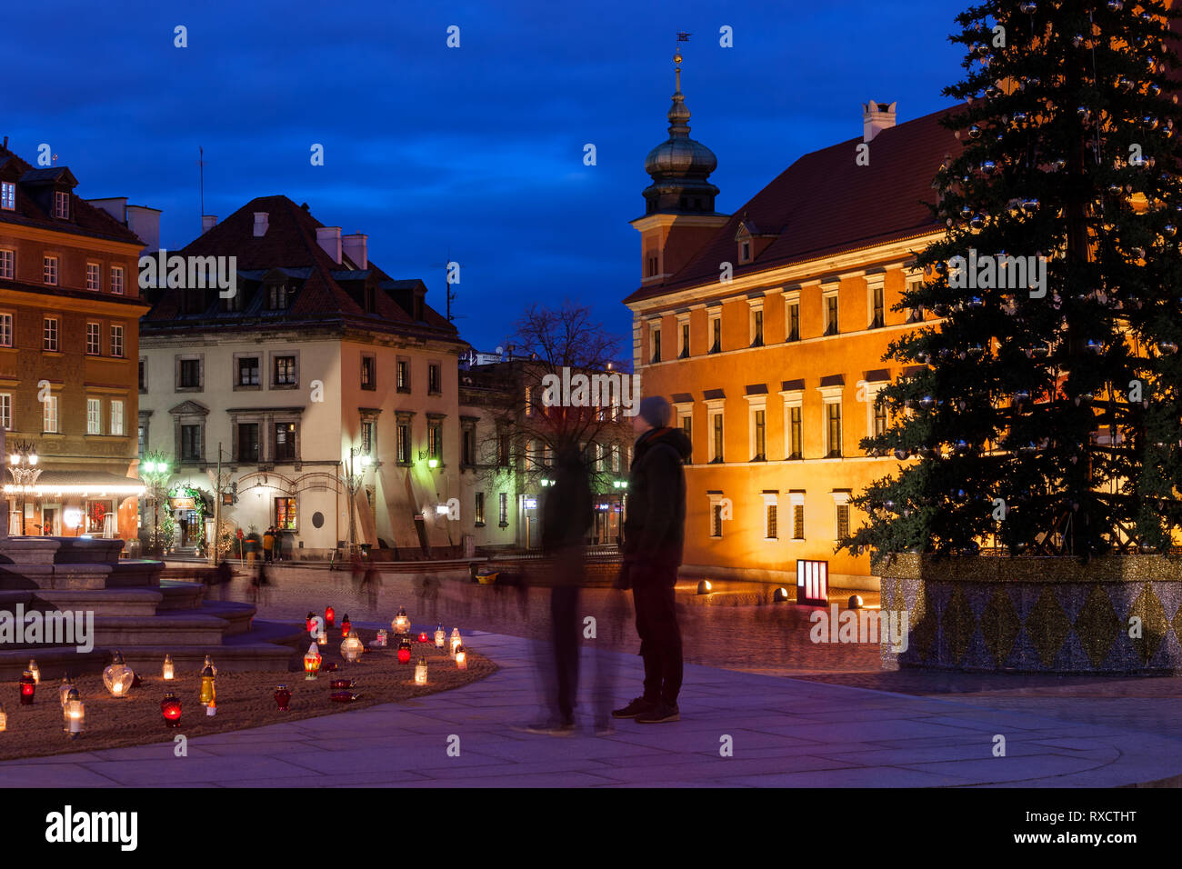 Stadt Warschau bei Nacht in Polen, Castle Square in der Alten Stadt, angezündeten Kerzen nach dem Tod der Danziger Bürgermeister Pawel Ottar Stockfoto